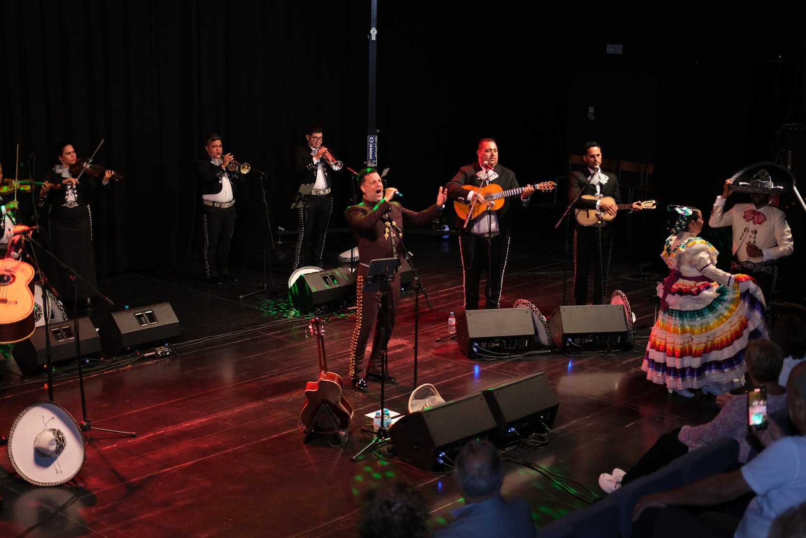 Concierto Mariachi en Montagora – 11/10 (Santa Margarida de Montbui) Bailarina folclórica con vestido multicolor en concierto de mariachi en Montagora (11/10), Santa Margarida de Montbui – Mariachi Usera de Madrid y Trompetas de México – Europa