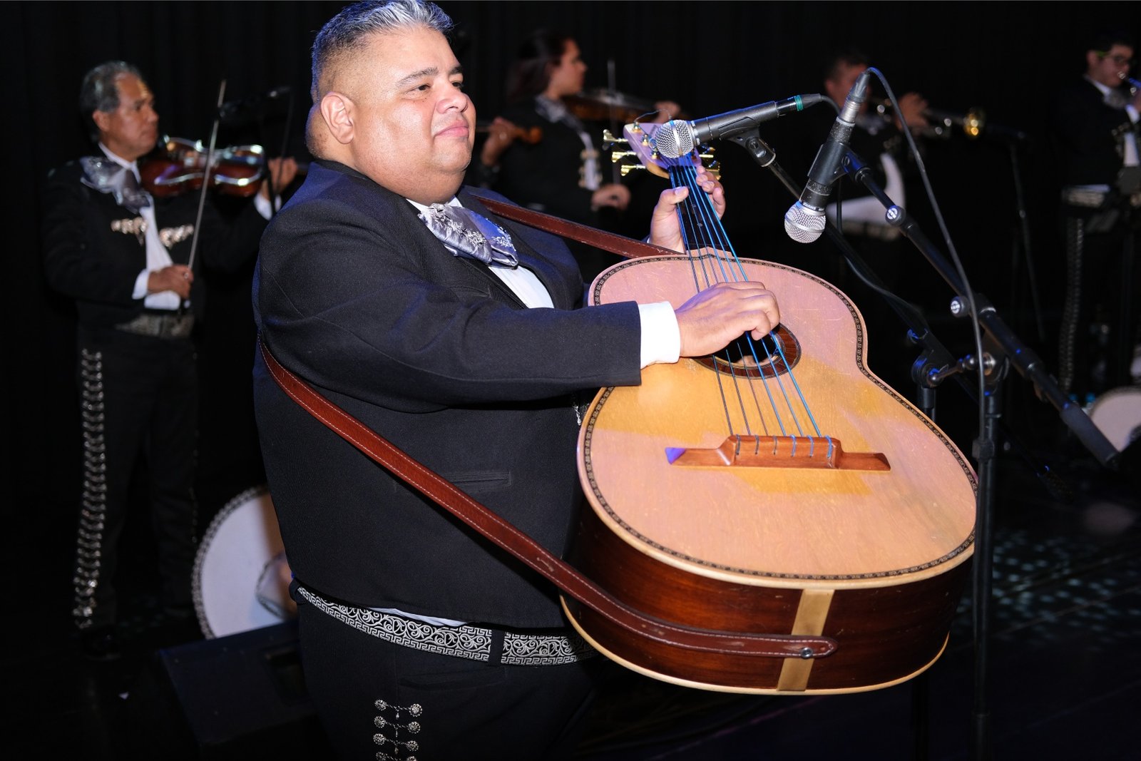 David Bogado el Chichi mejor guitarronero de mariachis en Madrid.