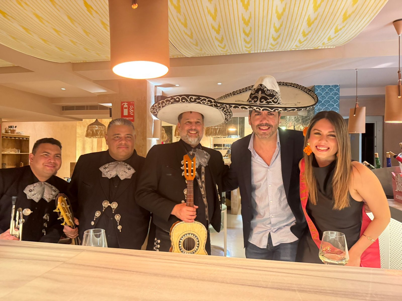 Mariachi Usera actuando en despedida de soltera Mariachi Usera actuando durante la despedida de soltera de Marivi con sus amigas en Restaurante Azahara de Madrid