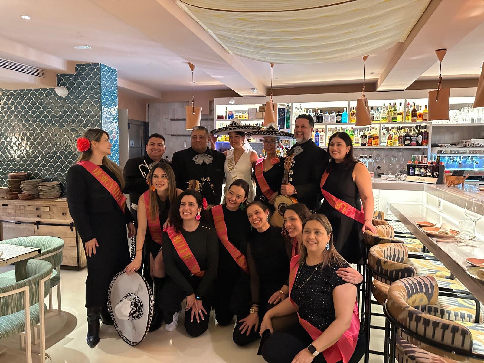 Despedida de soltera con mariachi en Madrid Foto de grupo con Mariachi Usera y las amigas de Marivi durante la despedida de soltera en Restaurante Azahara Madrid