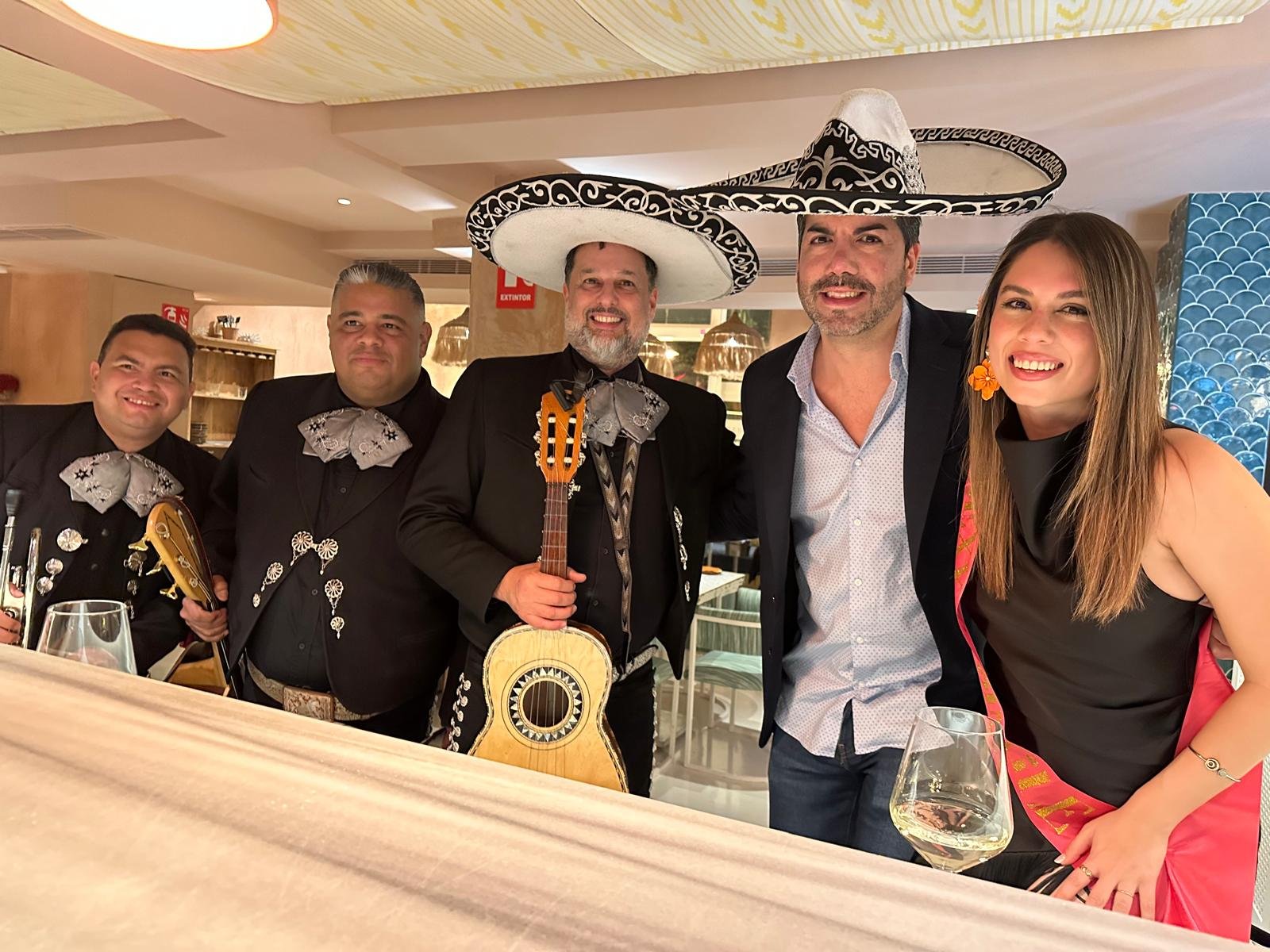 Mariachi Usera en la despedida de soltera de Marivi Mariachi Usera junto a Marivi en su despedida de soltera en Restaurante Azahara, Barrio de Salamanca, Madrid